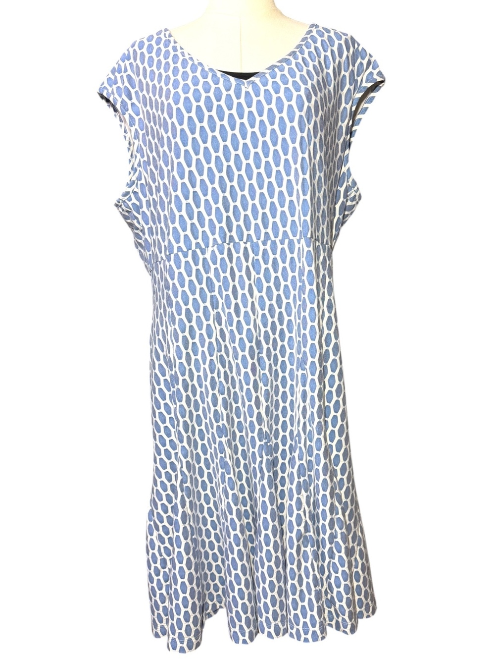 Just Taylor Sleeveless fit&flare v-neck blue/white geometric oval 18W (Q16)